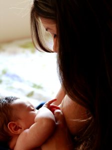 Tips for breastfeeding with large breasts