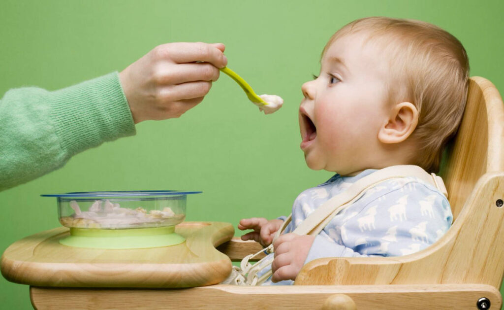 when-can-babies-eat-baby-food-introducing-solid-foods-to-your-baby